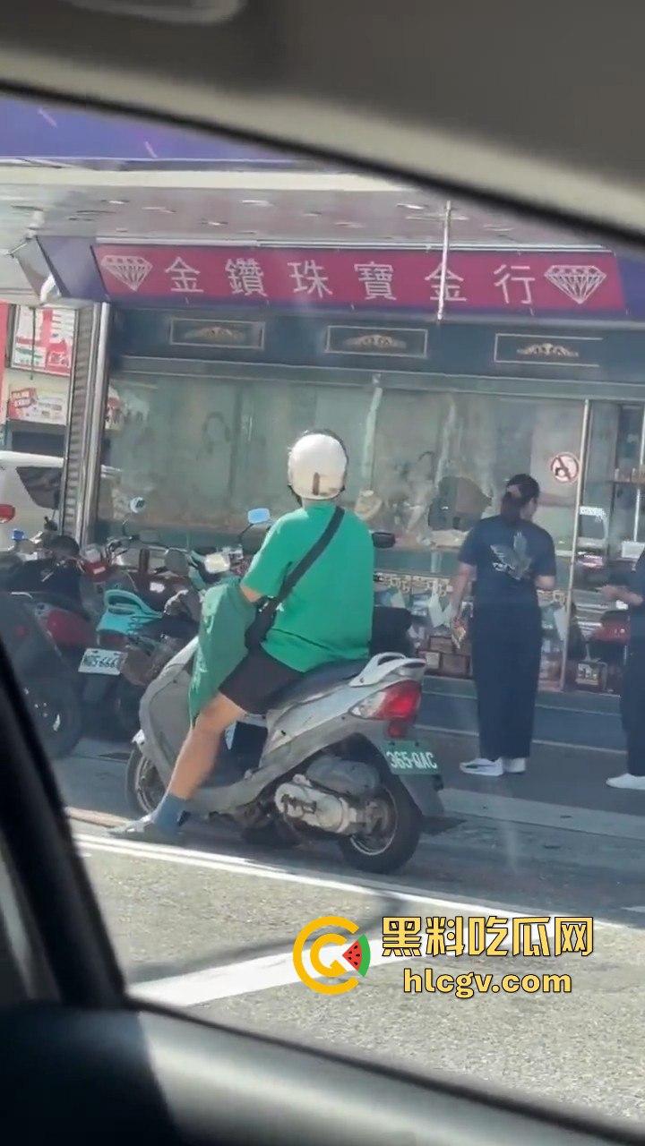 台东银楼持榔头抢劫!狂砸玻璃想抢钱,路过大妈勇拉抢匪配合路人压制,40岁抢匪瞬间被擒!-2
