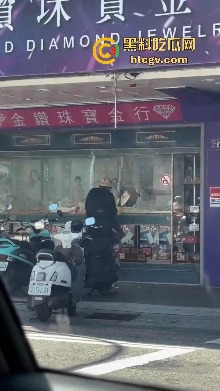 台东银楼持榔头抢劫!狂砸玻璃想抢钱,路过大妈勇拉抢匪配合路人压制,40岁抢匪瞬间被擒!-7