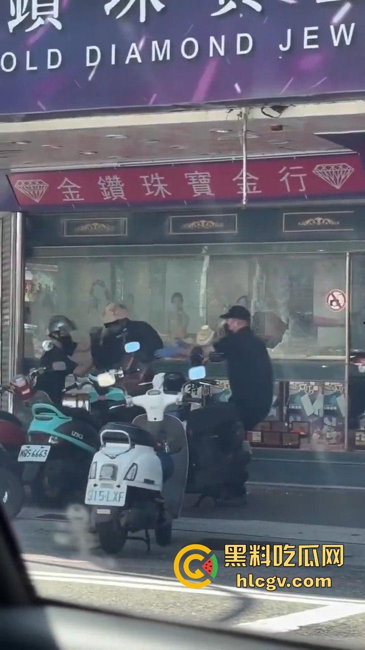 台东银楼持榔头抢劫!狂砸玻璃想抢钱,路过大妈勇拉抢匪配合路人压制,40岁抢匪瞬间被擒!-8
