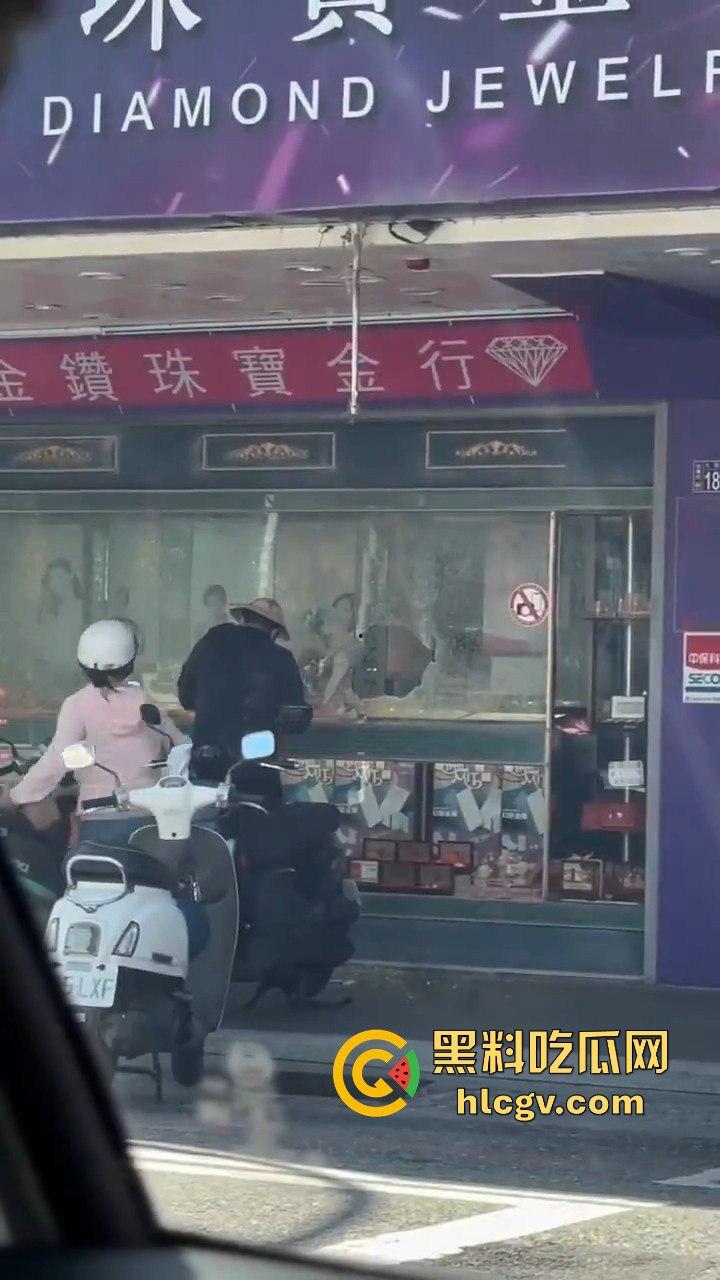台东银楼持榔头抢劫!狂砸玻璃想抢钱,路过大妈勇拉抢匪配合路人压制,40岁抢匪瞬间被擒!-9