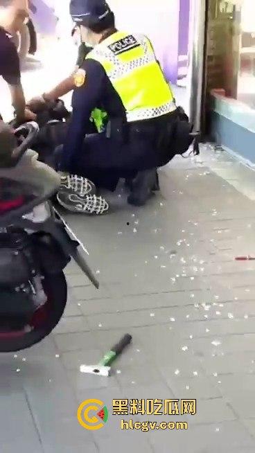 台东银楼持榔头抢劫!狂砸玻璃想抢钱,路过大妈勇拉抢匪配合路人压制,40岁抢匪瞬间被擒!-10
