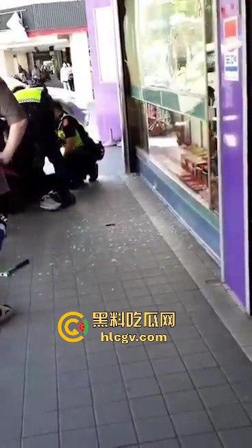 台东银楼持榔头抢劫!狂砸玻璃想抢钱,路过大妈勇拉抢匪配合路人压制,40岁抢匪瞬间被擒!-11