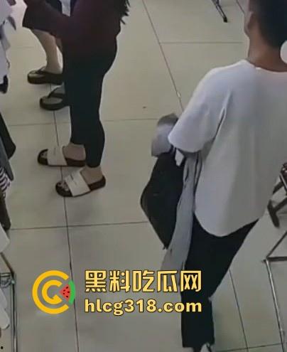 郑州女装店惊现射精男！枪法精准甩狙高手，秒射黑丝裤，瑜伽但哥们的审美一般，这都射得下去！-1
