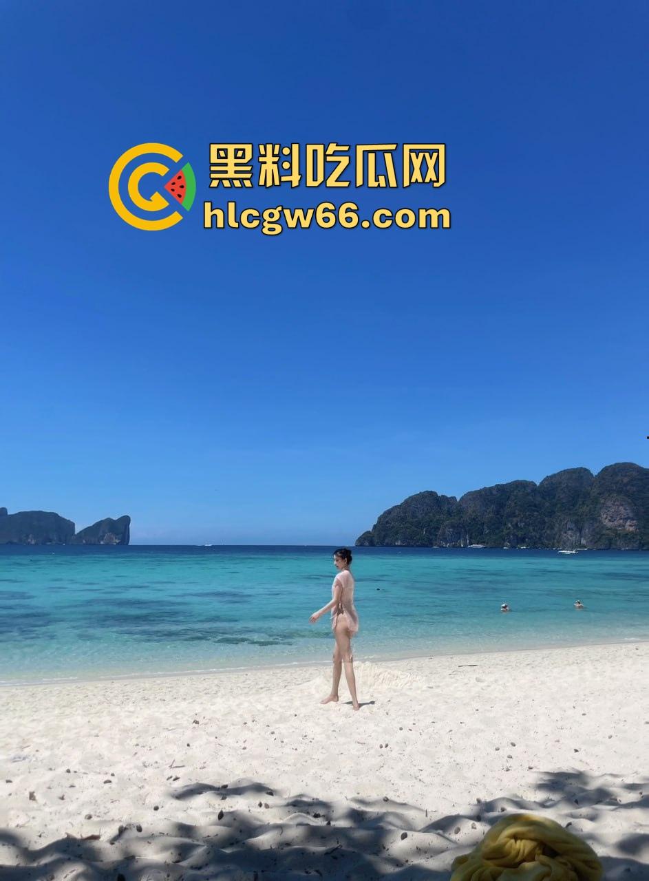 海边沙滩帐篷惊现情侣做爱 前脚刚拍完美照后脚就直接干上了 帘都不拉如入无人之境 偷拍小哥都看呆了！-10