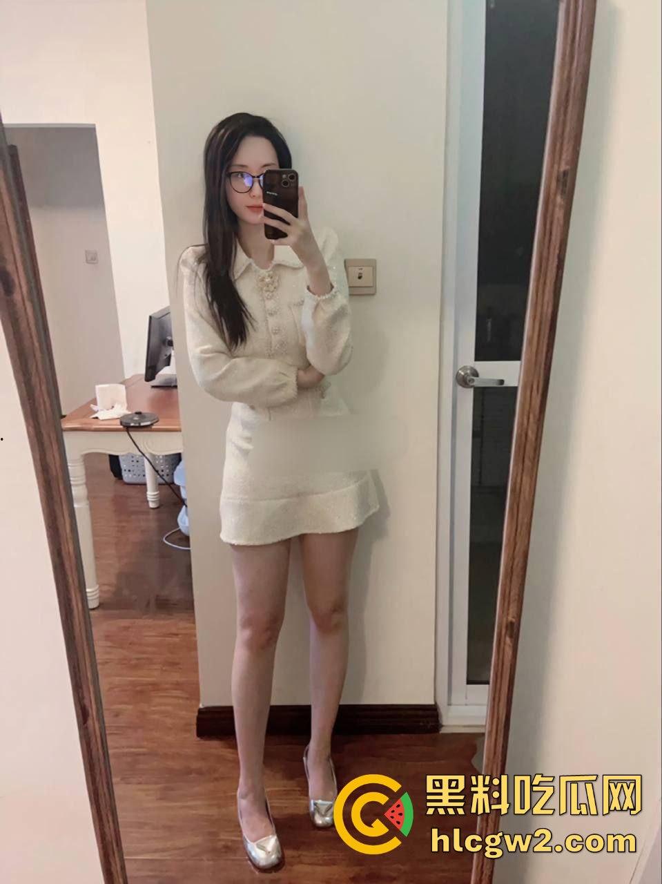 河北极品九头身美腿少妇【史若曦】狐媚眼小三相,满分颜值被土豪包养性爱自拍独家流出!-5