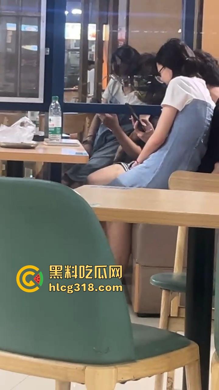 海南大学情侣在食堂做爱偷拍曝光！眼镜学妹当众掀裙骑乘男友，极其反差大胆!-4