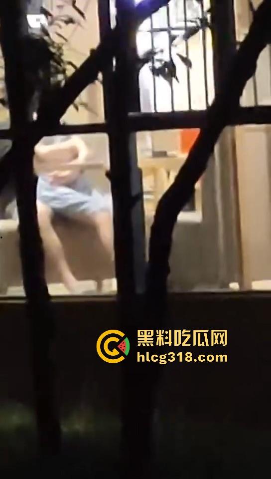 海南大学情侣在食堂做爱偷拍曝光！眼镜学妹当众掀裙骑乘男友，极其反差大胆!-6