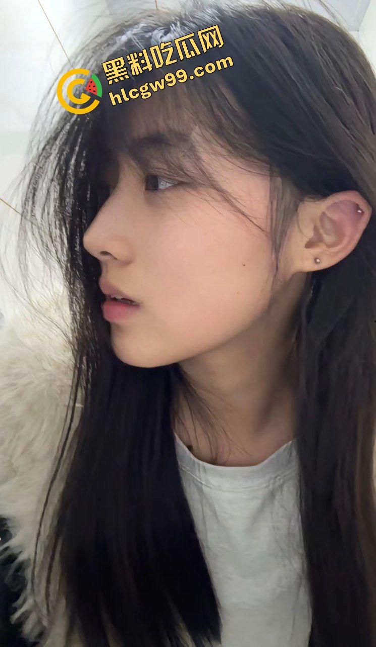 抖音清纯嫩妹反差女同【忧】私底下竟带着闺蜜一起约炮大哥,刺激深喉口爆淫荡双飞!-3