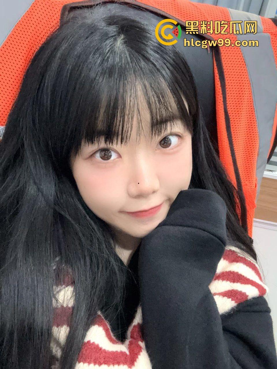 湖南外贸职业反差母狗【杨雨欣】偷拍全程记录女生宿舍换衣,床帘内露奶自慰淫荡又刺激!-2