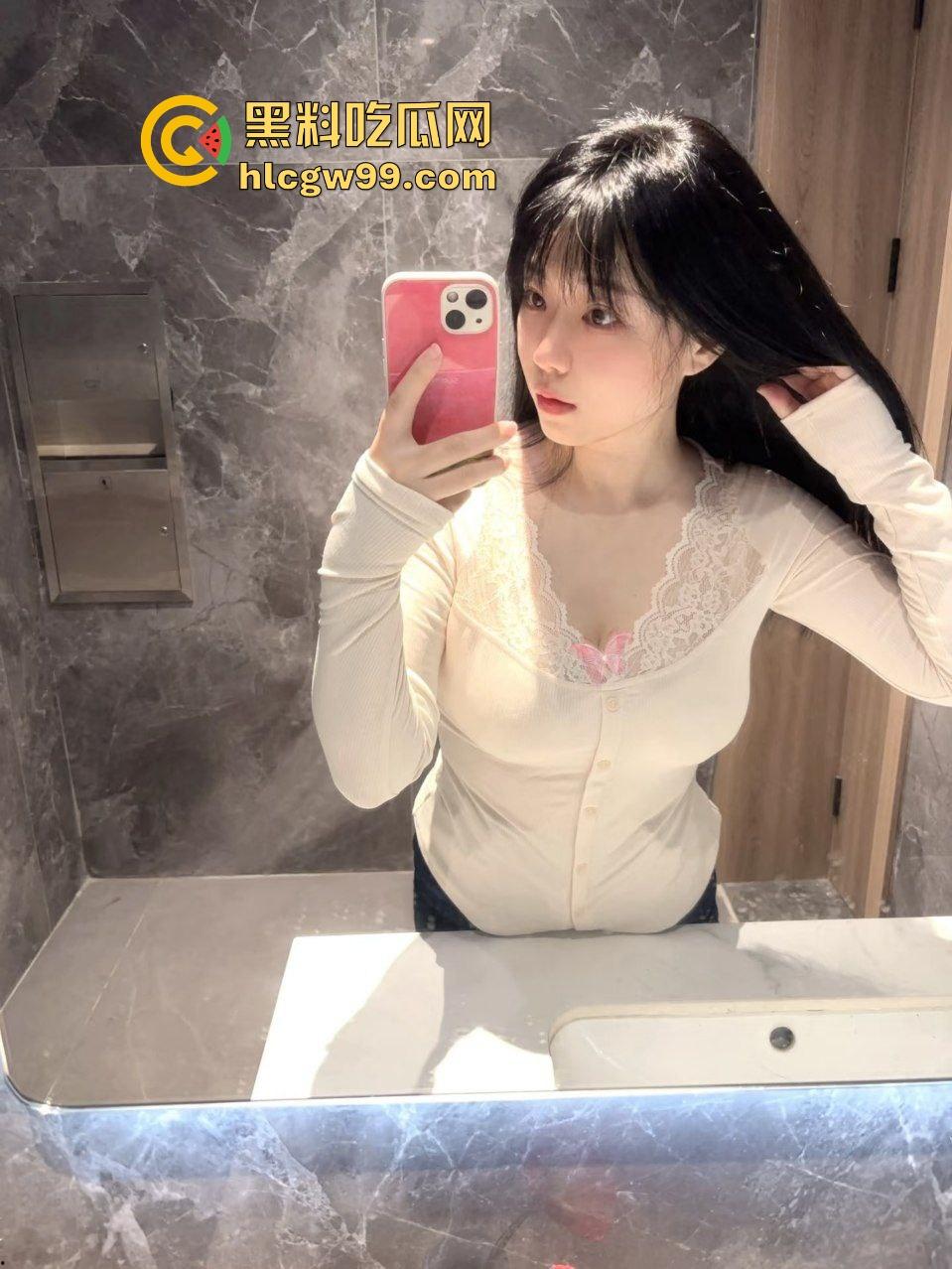 湖南外贸职业反差母狗【杨雨欣】偷拍全程记录女生宿舍换衣,床帘内露奶自慰淫荡又刺激!-4