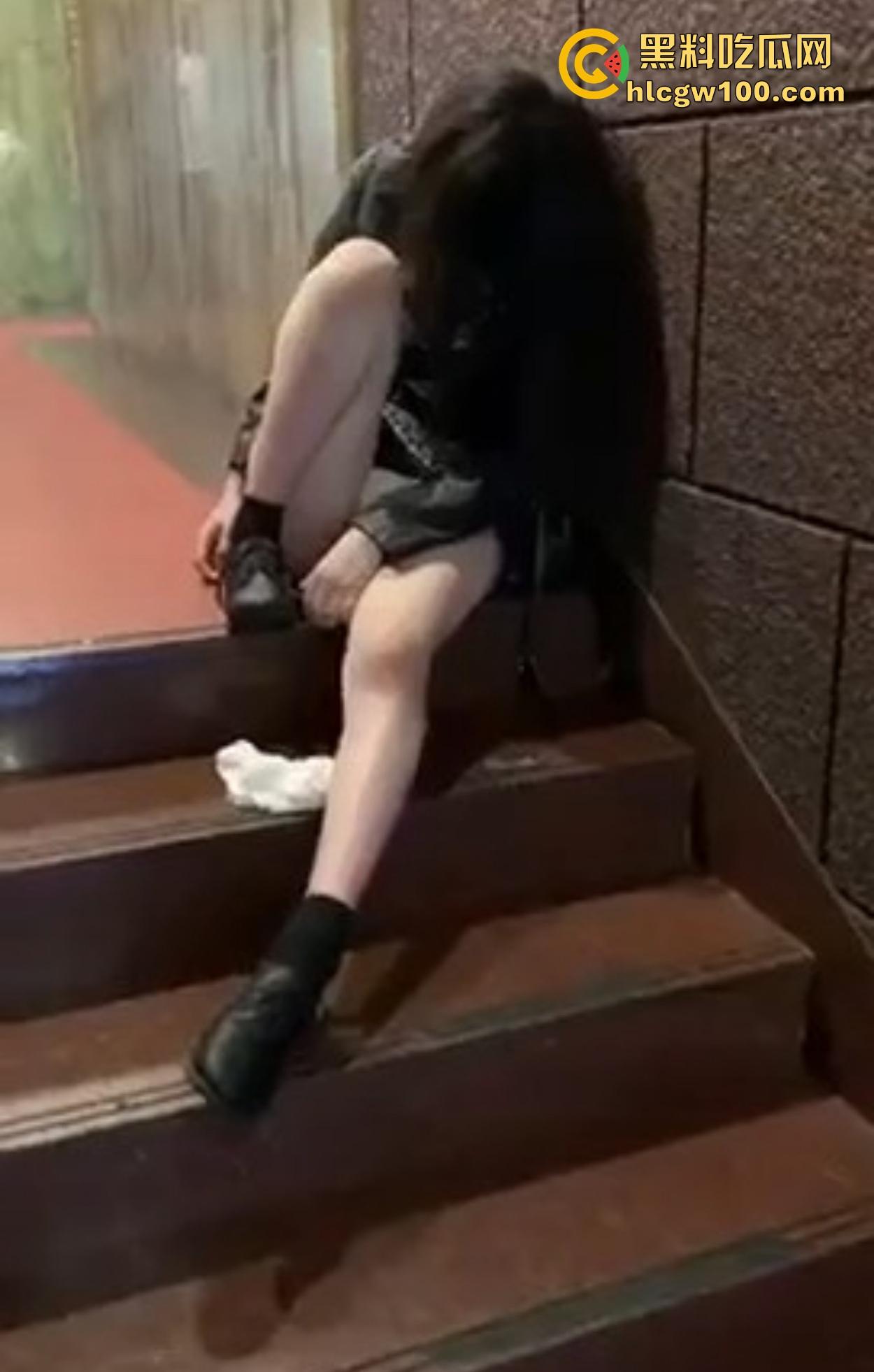 跨年夜小仙女醉酒全场失守 新年第一捡被玩到断片 捡到就是赚到 新年第一捡的骚货被玩坏蹬起来不心疼！-4