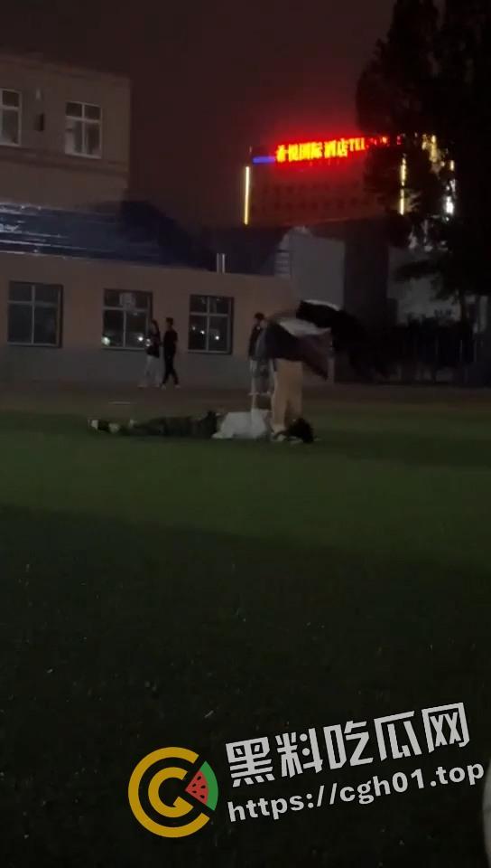 学校操场当众play  屁股做脸 后入猛扣 这怕不是已经放进去了-2