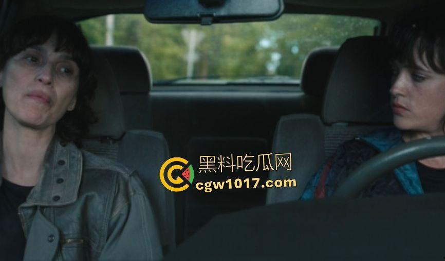 电影【她行走于黑暗中】女警阿马娅十年潜伏,寻秘密武器库并摧毁,爱恨交织成转折点,真实行动改编惊心动魄!-4