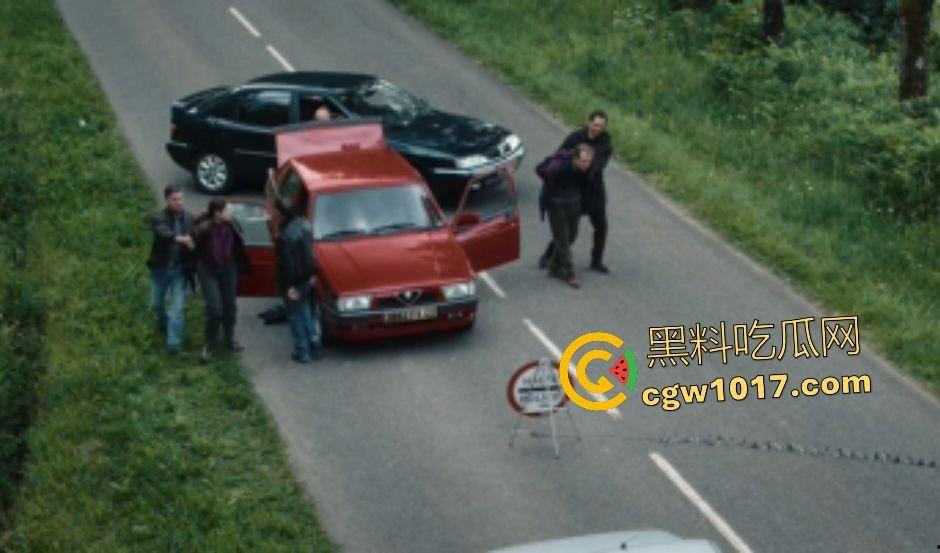 电影【她行走于黑暗中】女警阿马娅十年潜伏,寻秘密武器库并摧毁,爱恨交织成转折点,真实行动改编惊心动魄!-7