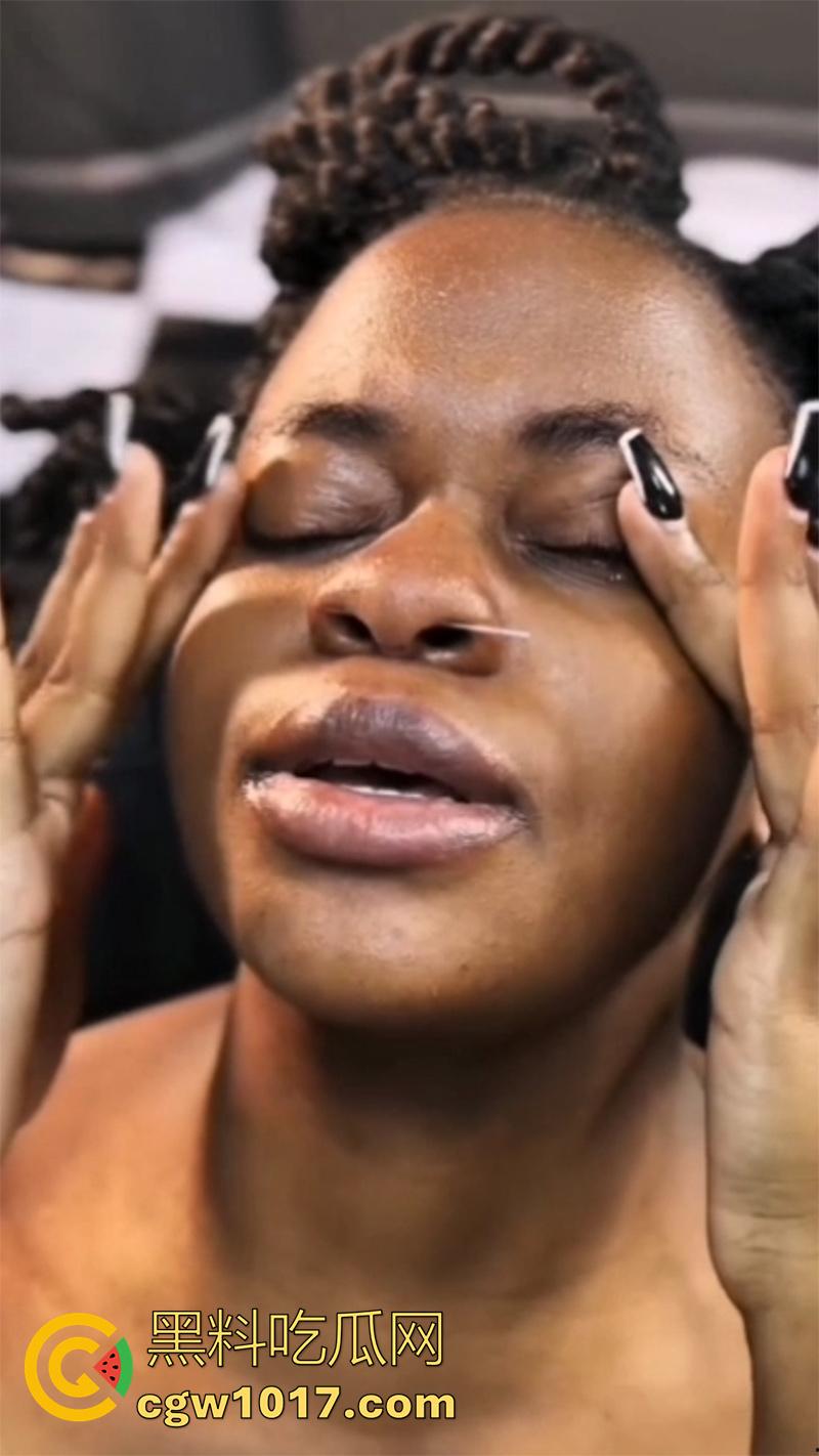 黑人女孩沉浸式穿刺，给鼻子打孔穿鼻环，这玩意不是牛才打的么，黑人竟然也好这口，难道是个小母牛？-4