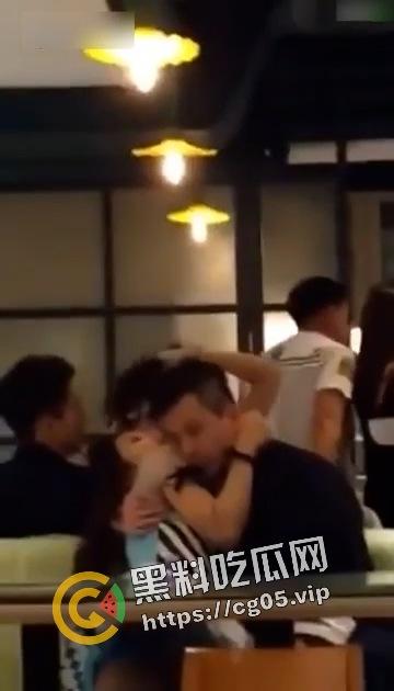 香港 LFC 茶楼内男子和喝醉的cos女孩当着警擦面抠逼 热吻-2