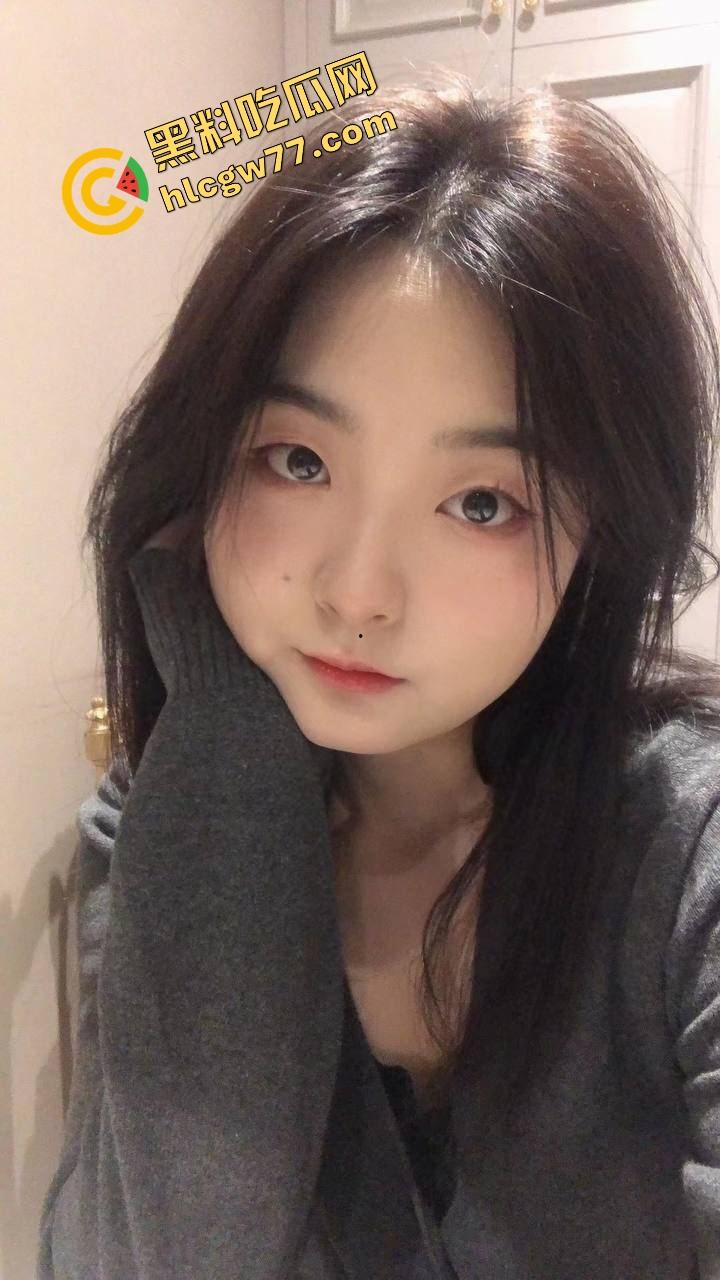 厦门麦田科技公司那位骚得出水的同事,白天穿职业装端茶递水,晚上脱光给人跪着舔屌求内射!-2