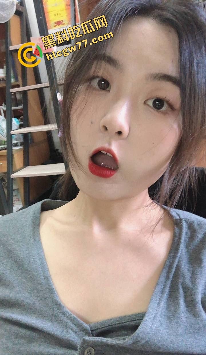 厦门麦田科技公司那位骚得出水的同事,白天穿职业装端茶递水,晚上脱光给人跪着舔屌求内射!-4