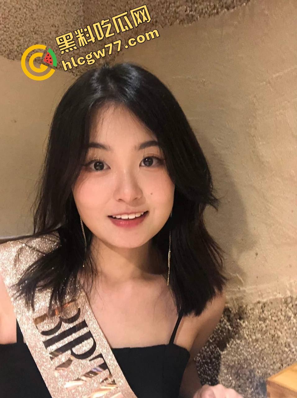 厦门麦田科技公司那位骚得出水的同事,白天穿职业装端茶递水,晚上脱光给人跪着舔屌求内射!-5