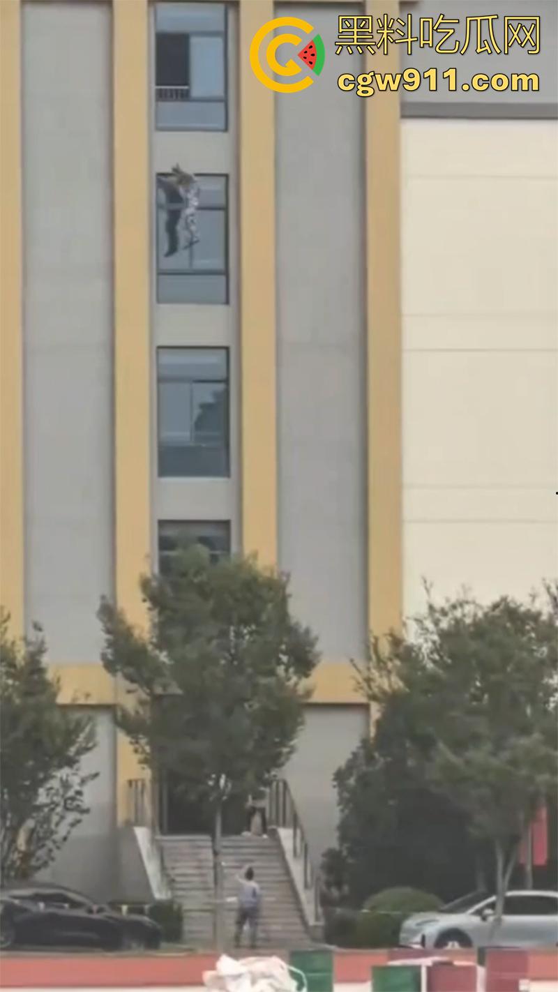 教官军训导致学生跳楼 ，据说是和教官顶了几句，学生承受不住，一气之下跳楼了，承受力的确是小啊！-5