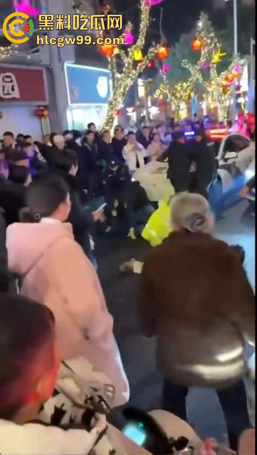 重庆石柱酒局变拳局，醉汉狂砸警察，酒后失控狂揍警察，现场打成一锅粥！-2