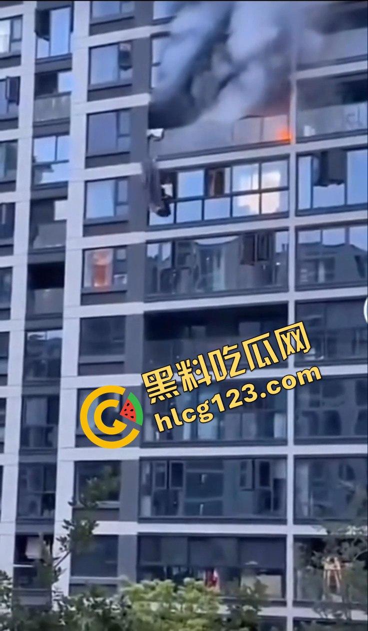 杭州居民楼火灾惨剧！楼上住户逃生不成被熏晕坠楼，楼下邻居冷漠关窗-3