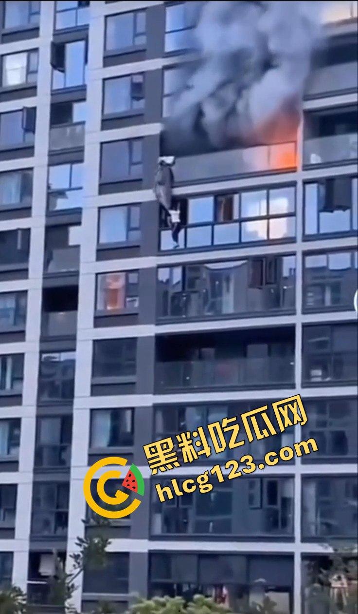 杭州居民楼火灾惨剧！楼上住户逃生不成被熏晕坠楼，楼下邻居冷漠关窗-10