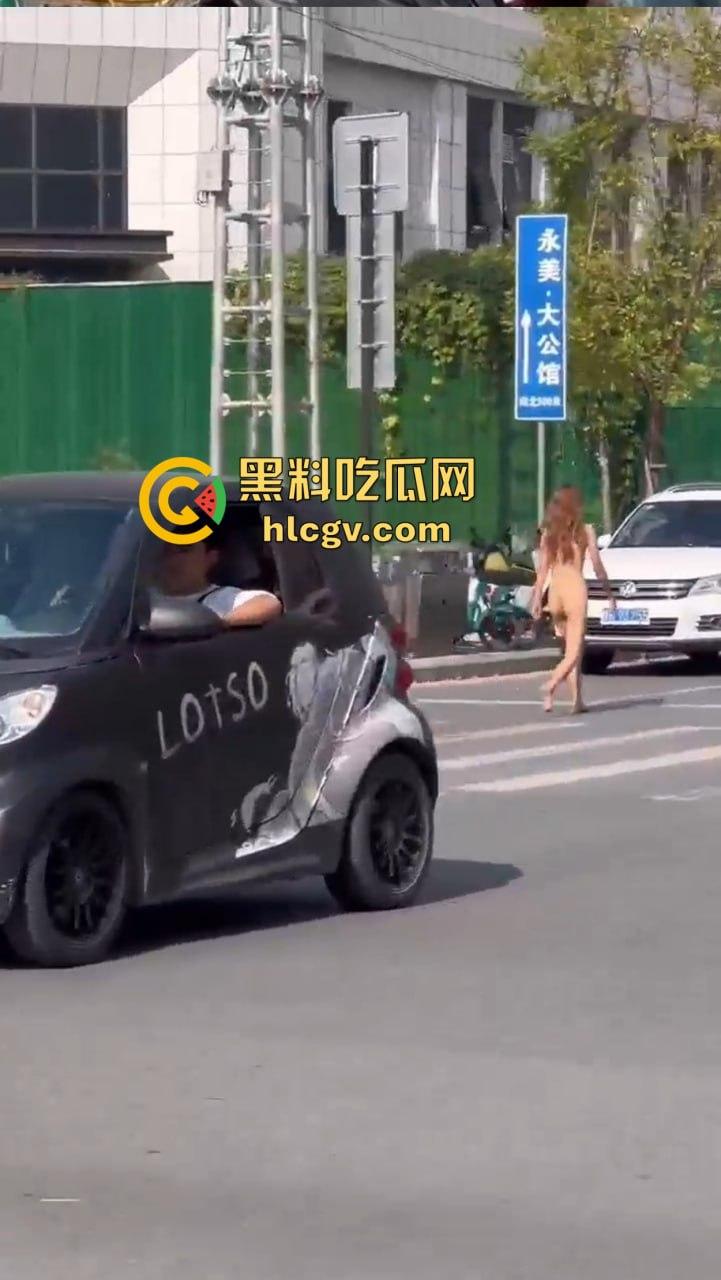 郑州惊现裸女出街,疑似LOL比赛BLG输给T1后赌气裸奔!肥臀当街晃眼,女子抖音『 Jing婧 』目前已销号!-6