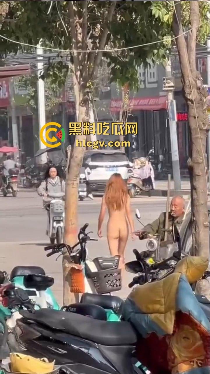 郑州惊现裸女出街,疑似LOL比赛BLG输给T1后赌气裸奔!肥臀当街晃眼,女子抖音『 Jing婧 』目前已销号!-12