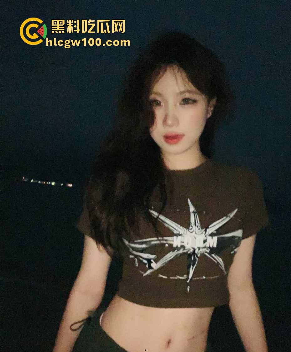 广州大学19岁舞蹈生【王应怡】爆绿帽丑闻,一边跟男友亲亲我我,一边网上撩骚发骚,这货骚得真是无法无天!-4