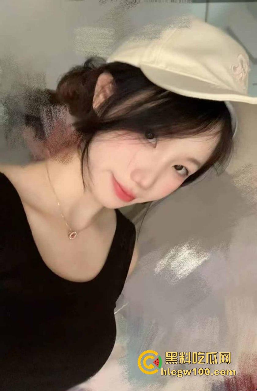 广州大学19岁舞蹈生【王应怡】爆绿帽丑闻,一边跟男友亲亲我我,一边网上撩骚发骚,这货骚得真是无法无天!-7