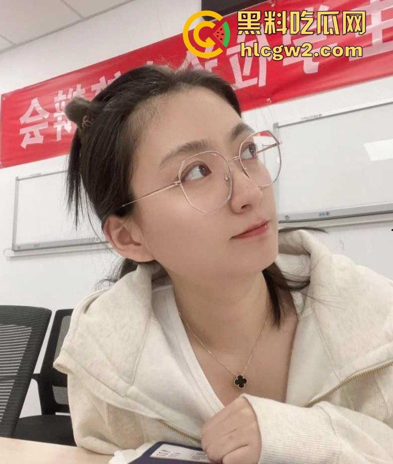 长沙医院医生『郝语彤』酒店开房被操到翻白眼！骚货医生玩3P，三个洞被猛操，叫声骚到让人腿软！-2