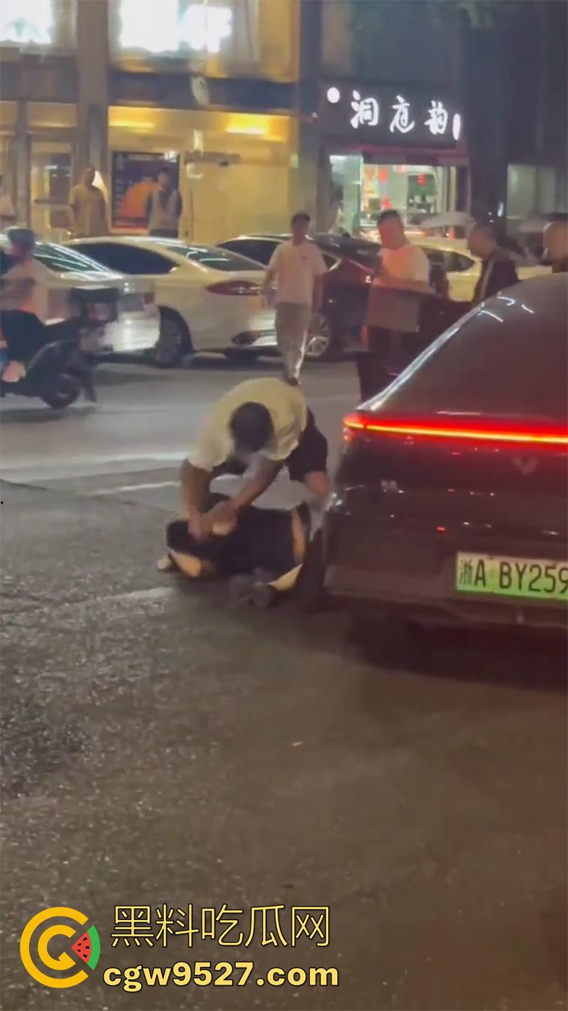 杭州某酒店门口，惊现捉奸名场面，男子抓到老婆出轨，当街疯狂殴打战斗力超群，拳拳到肉怒打奸夫！-6