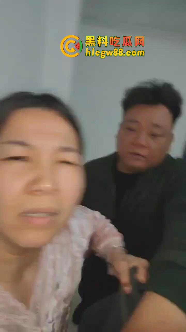 福建老哥偷情被捉奸,钻床底躲猫猫?老公带兄弟围剿,藏得了一时藏不了一世!-3