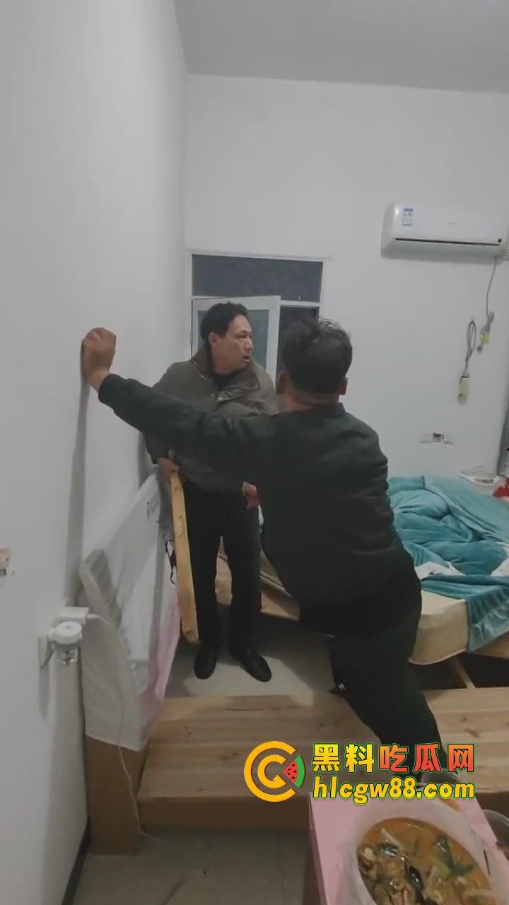 福建老哥偷情被捉奸,钻床底躲猫猫?老公带兄弟围剿,藏得了一时藏不了一世!-10