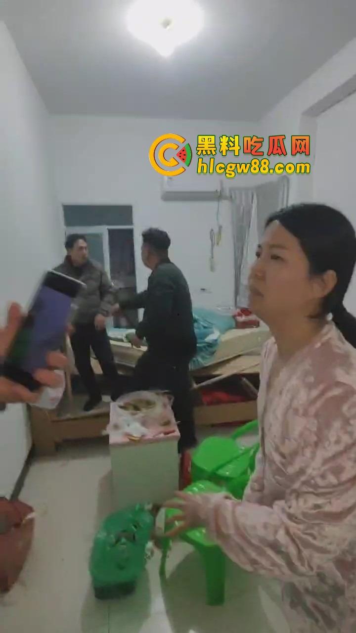 福建老哥偷情被捉奸,钻床底躲猫猫?老公带兄弟围剿,藏得了一时藏不了一世!-13