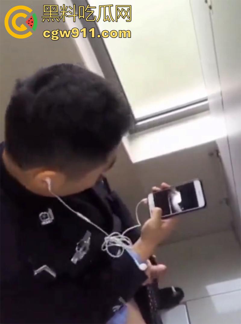 超稀有大瓜，偷拍警察在厕所打飞机，一边看片一边撸，看来是憋坏了啊，也不敢找小姐，估计是工资不够吧！-5