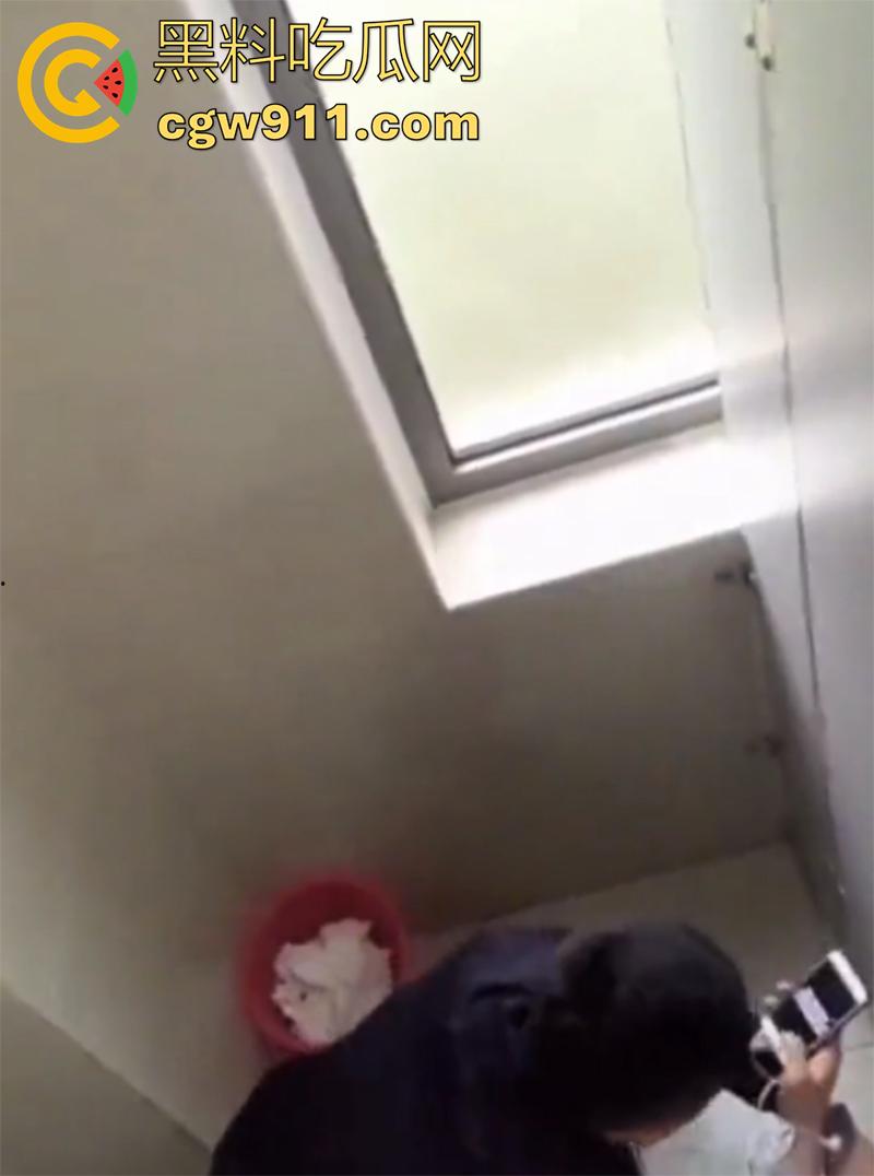 超稀有大瓜，偷拍警察在厕所打飞机，一边看片一边撸，看来是憋坏了啊，也不敢找小姐，估计是工资不够吧！-7