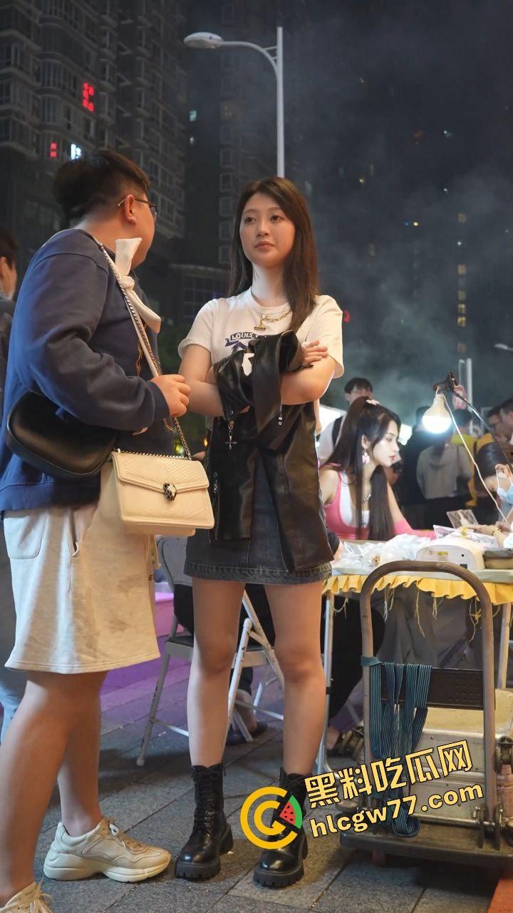 深圳夜市骚出天际，烧烤没烤熟，偷拍老哥忙着偷KKB，小手一探裙底风光一览无余！-6