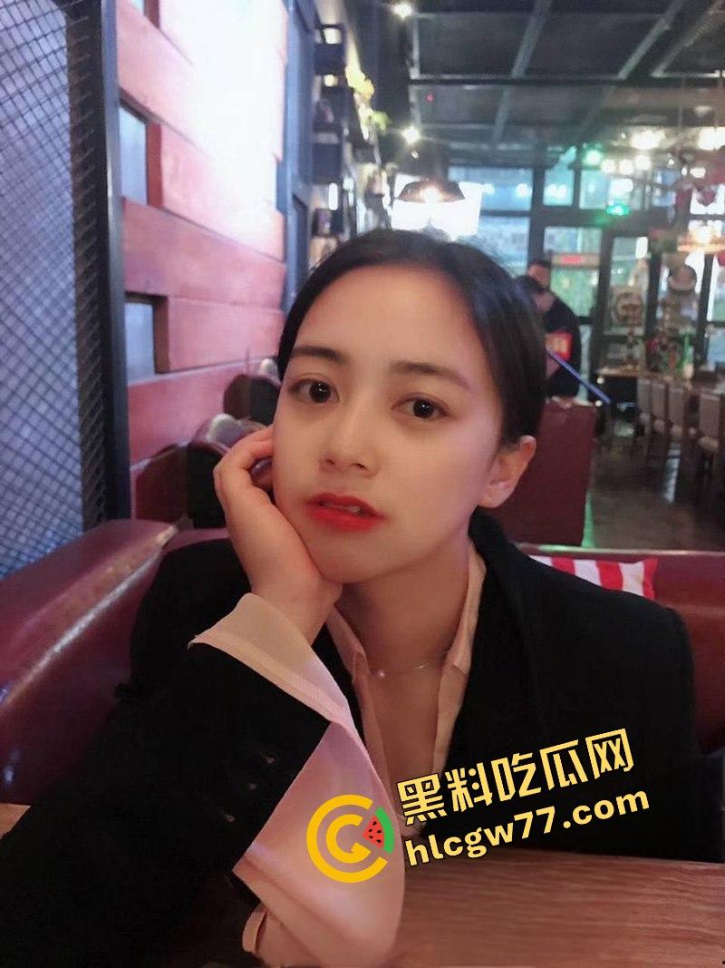 重庆财经学院反差母狗曝光,新疆小骚逼『夏兹热丽』破处后被疯狂口爆颜射,还舔精自拍骚得逆天!-7