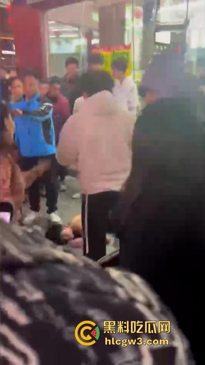 潮汕花臂精神小伙 为赚快钱偷东西被抓  摁倒地上一顿揍-2