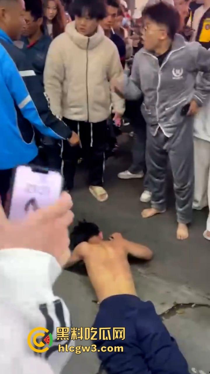 潮汕花臂精神小伙 为赚快钱偷东西被抓  摁倒地上一顿揍-4