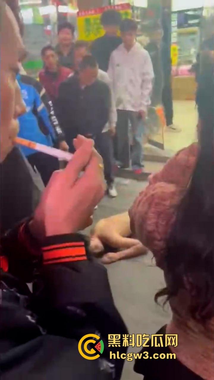 潮汕花臂精神小伙 为赚快钱偷东西被抓  摁倒地上一顿揍-8