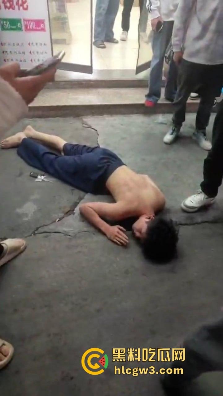 潮汕花臂精神小伙 为赚快钱偷东西被抓  摁倒地上一顿揍-10