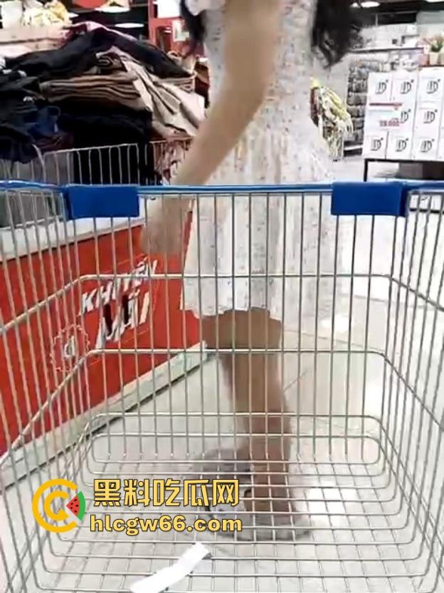 俩女同骚母狗塞跳蛋逛街,超市玩露出一路颤着浪叫进了更衣室,玩逼玩到高潮尿都流一地!-5