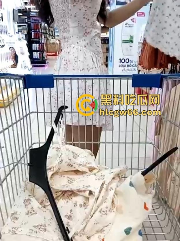 俩女同骚母狗塞跳蛋逛街,超市玩露出一路颤着浪叫进了更衣室,玩逼玩到高潮尿都流一地!-6