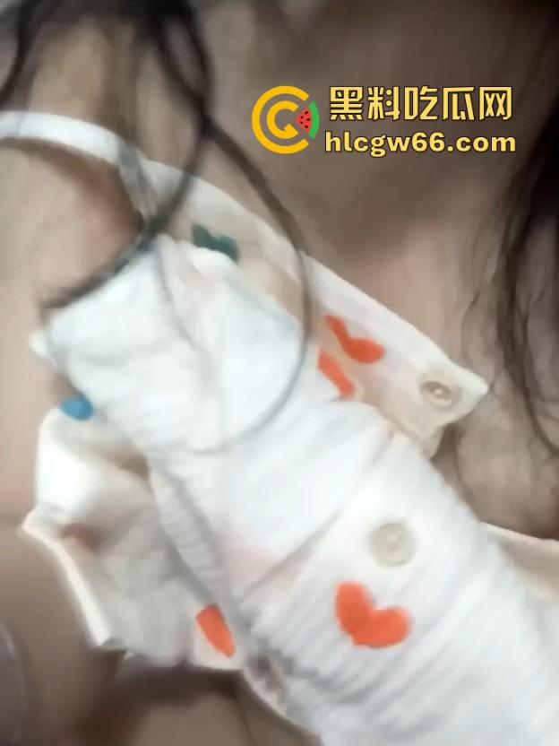 俩女同骚母狗塞跳蛋逛街,超市玩露出一路颤着浪叫进了更衣室,玩逼玩到高潮尿都流一地!-9