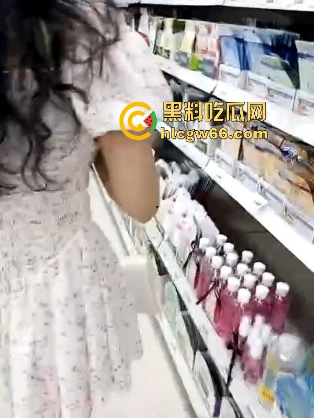 俩女同骚母狗塞跳蛋逛街,超市玩露出一路颤着浪叫进了更衣室,玩逼玩到高潮尿都流一地!-12