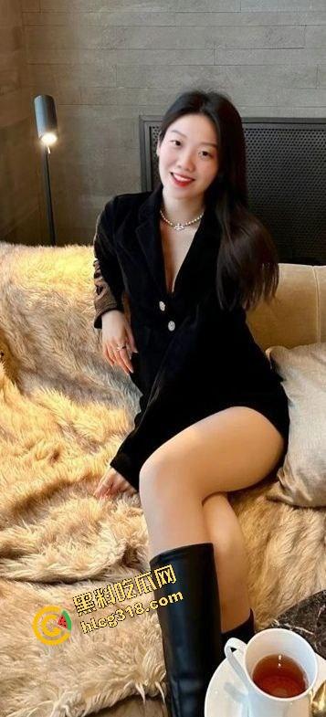 这种花式口交你敢试?妹子躺着含大屌,角度拉满直接通到底鸡巴进出畅通无阻,深喉快感头皮发麻!-6