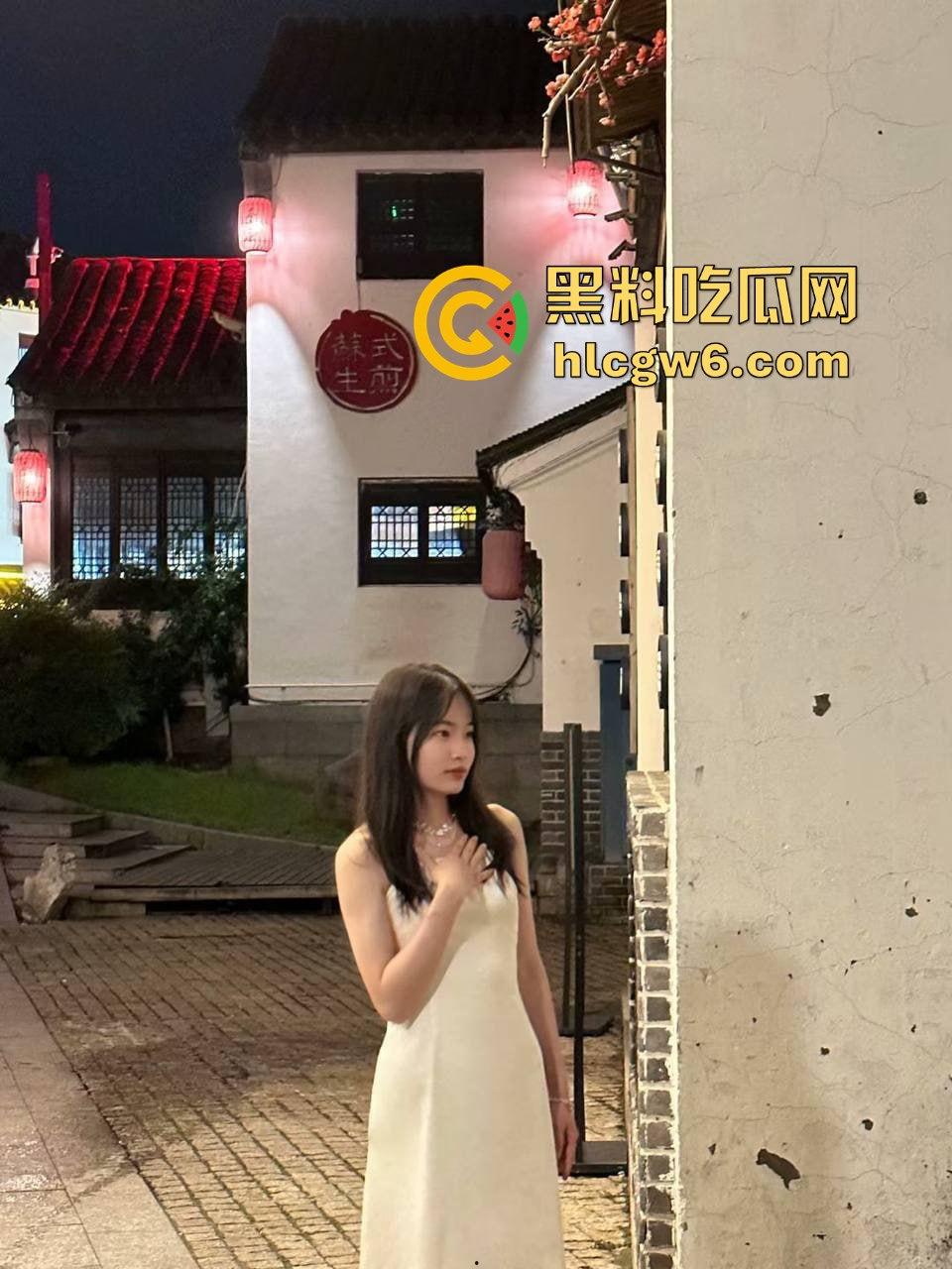 苏州骚货『鲁琴 』在结婚照前扭腰发骚 颜值一般却靠极品逼俘获人心 骚逼没生过孩子就玩出水漫金山!-4